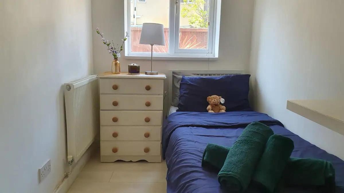 In Stepney-limehouse * London