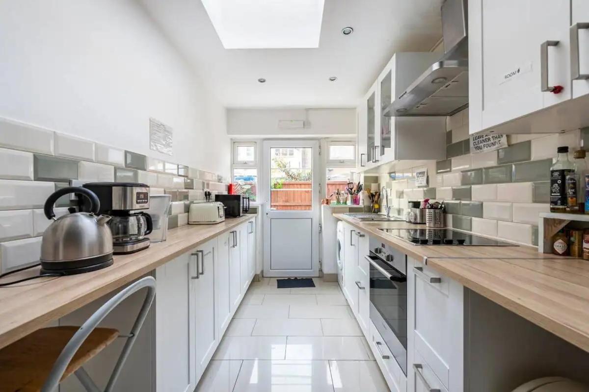 In Stepney-limehouse * London